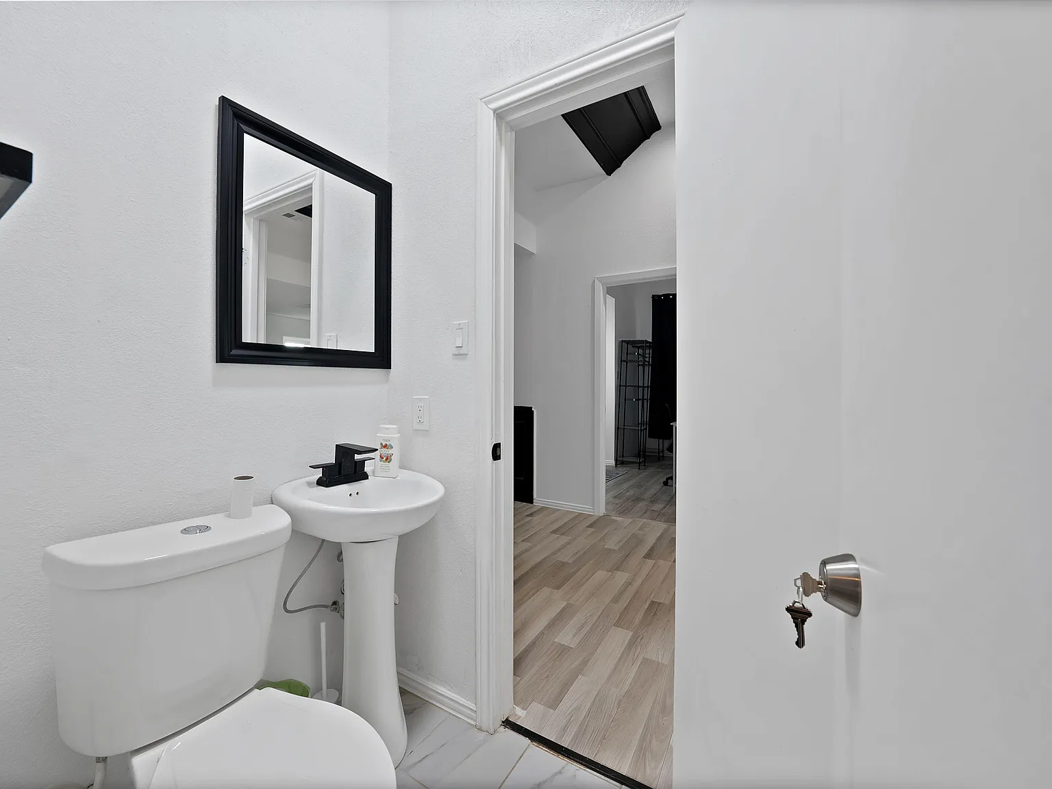 4 bed, 4.0 bath, 2450 sqft, $1,100 — Photo 3