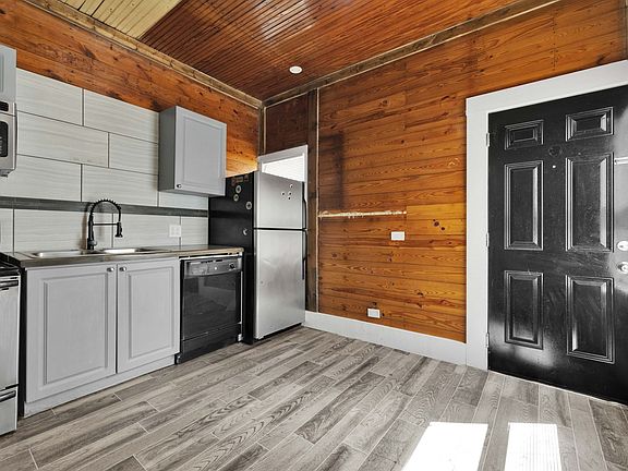 4th image of 121 Howard St APT 1