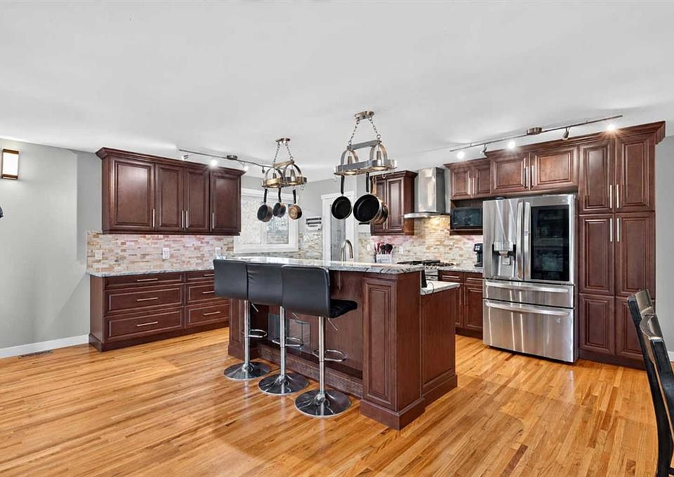 1st image of 907 SW Ranchview Dr NW