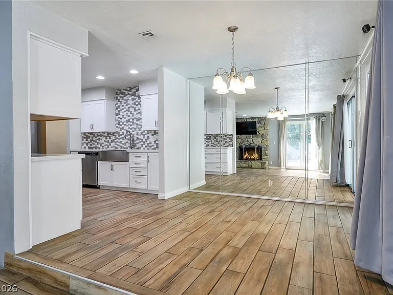 2324 Laurie Dr — Photo 8
