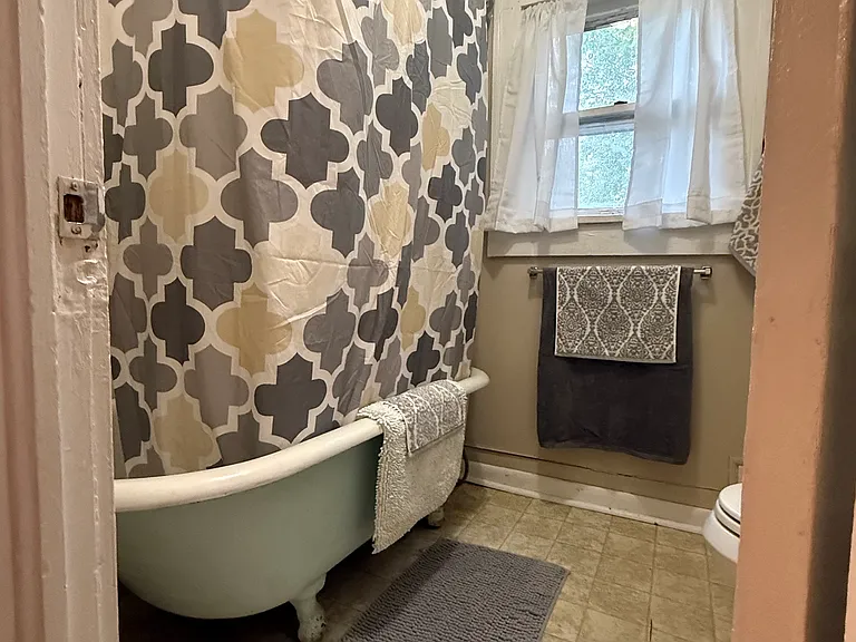 Antique claw foot tub w/shower