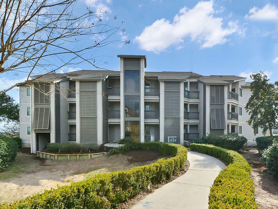 1st image of 302 Moss Oaks Cir #302