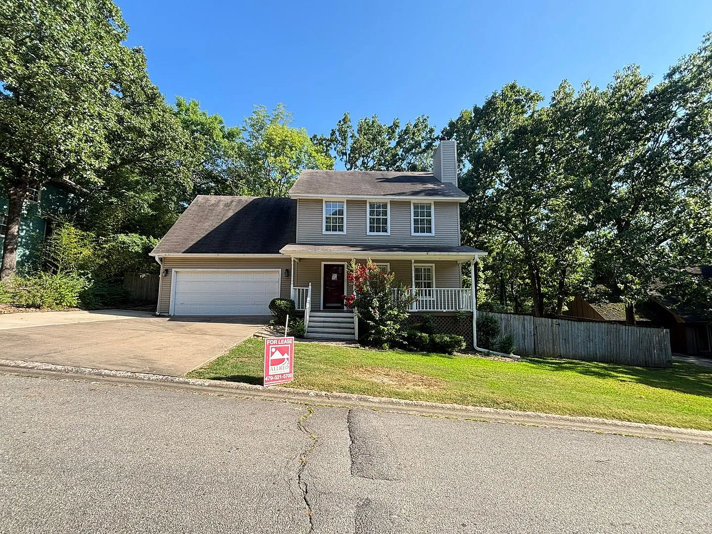 Beautiful 4BR Home with New LVP Flooring & Lawn Care Included Near The U of A! — Photo 2
