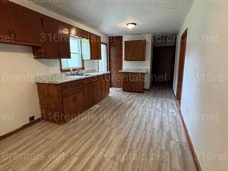 544 N 11th St — Photo 9