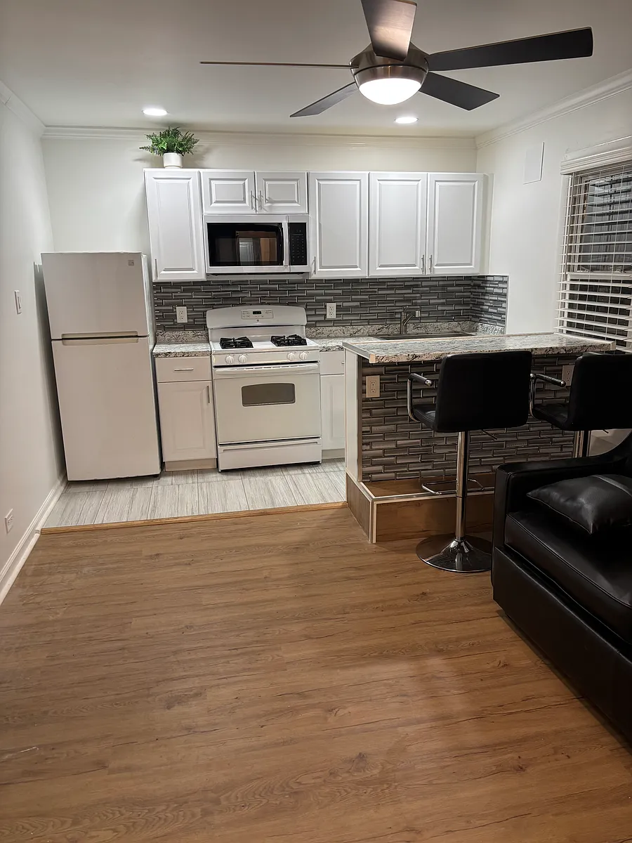 Building Photo - 589 Bramhall Ave #2F