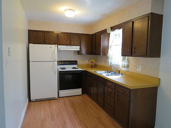4th image of 50 Russell Dr