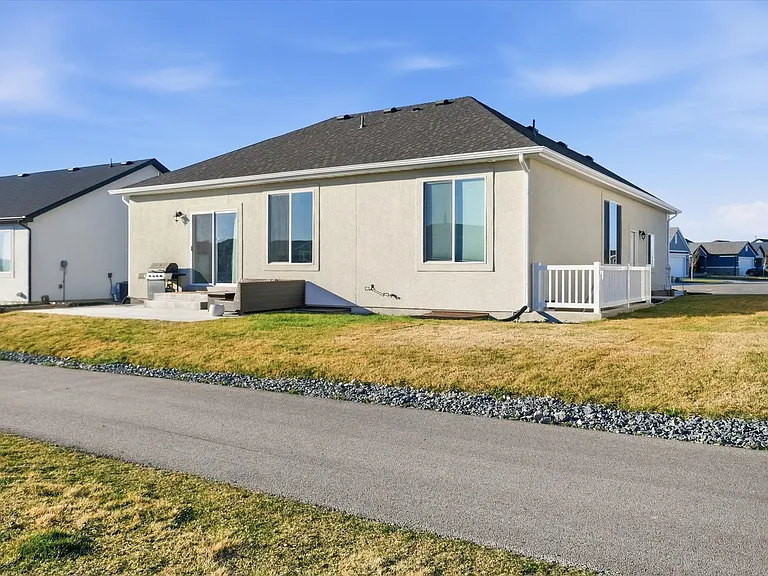 740 W 500 N — Photo 19