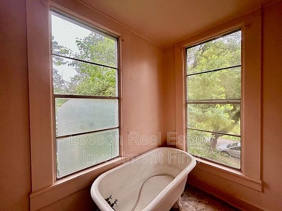 5th image of 533 Merrick St #B