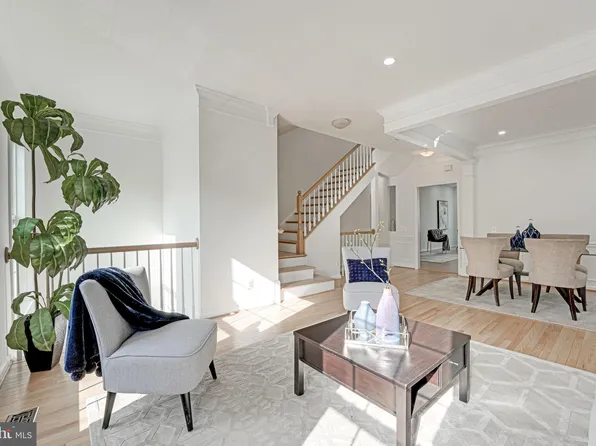 6410 Hawk View Ln, Alexandria, VA 22312