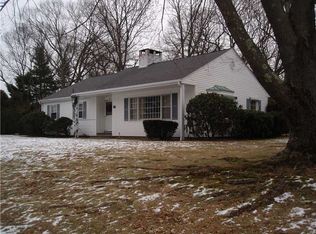 30 Pocahontas Dr, Warwick, RI 02888