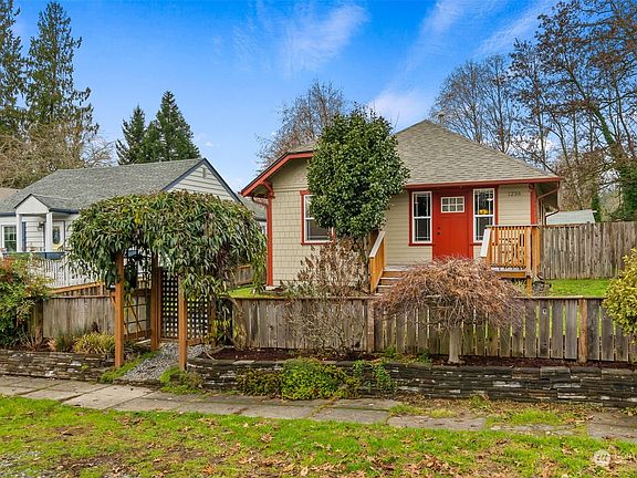 3rd image of 1236 8th Avenue SE