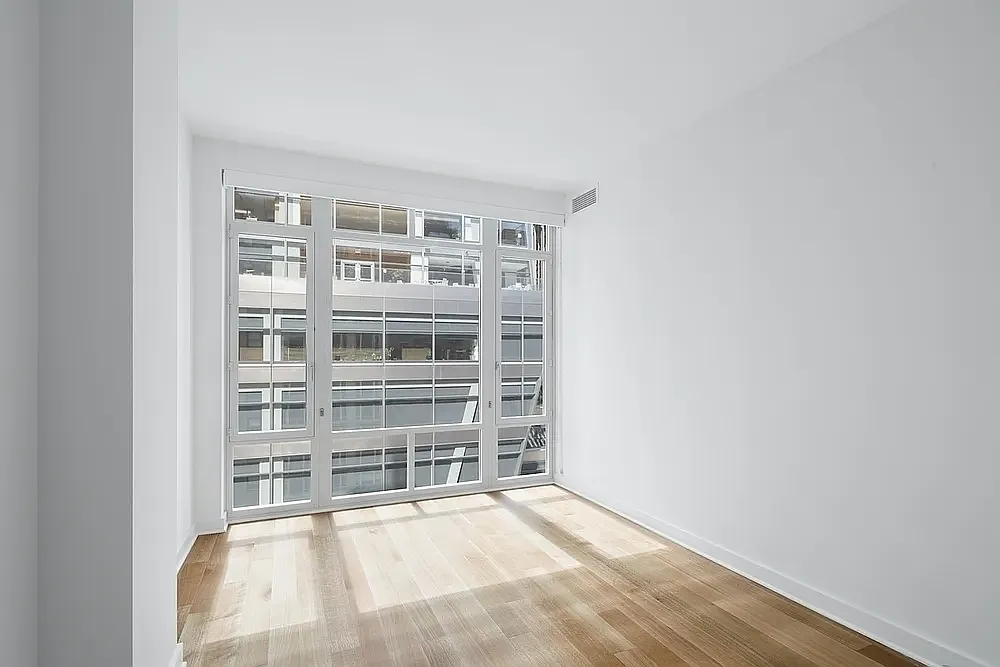 1050 6th Avenue — Photo 3