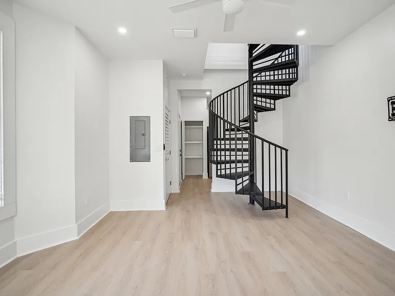 326 S Plant Ave #1 — Photo 4