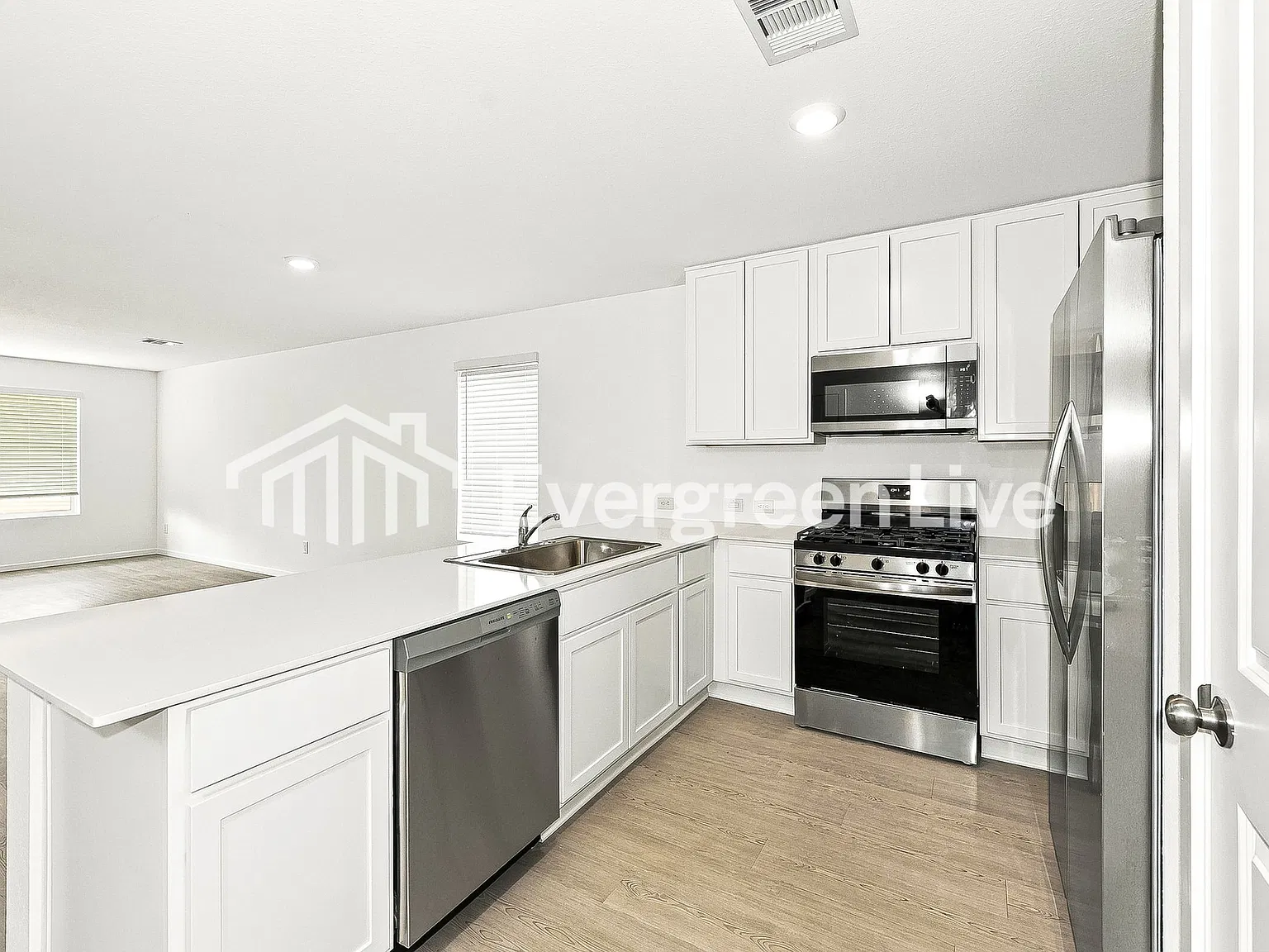 4 bed, 2.5 bath, 1891 sqft, $1,645 — Photo 3