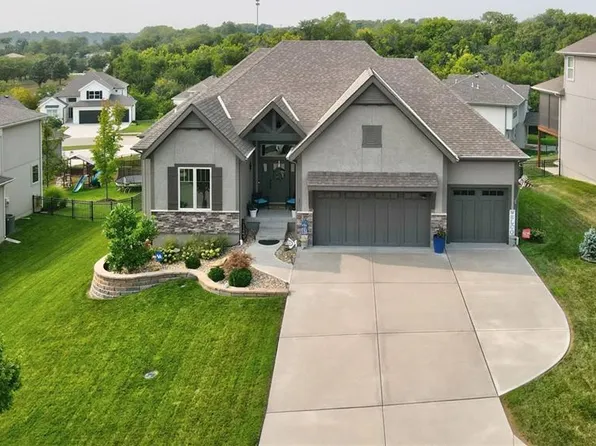 281 S Singletree St, Olathe, KS 66061