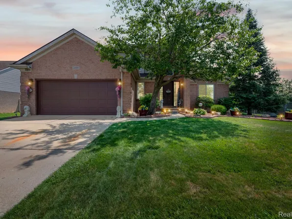 24909 Foxmoor Blvd, Woodhaven, MI 48183