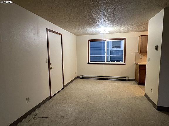 4th image of 9818 SE Clackamas Rd