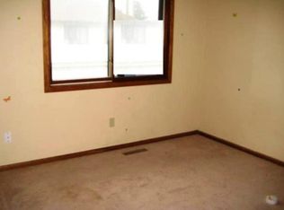 8760 N Maplebrook Cir, Brooklyn Park, MN 55445