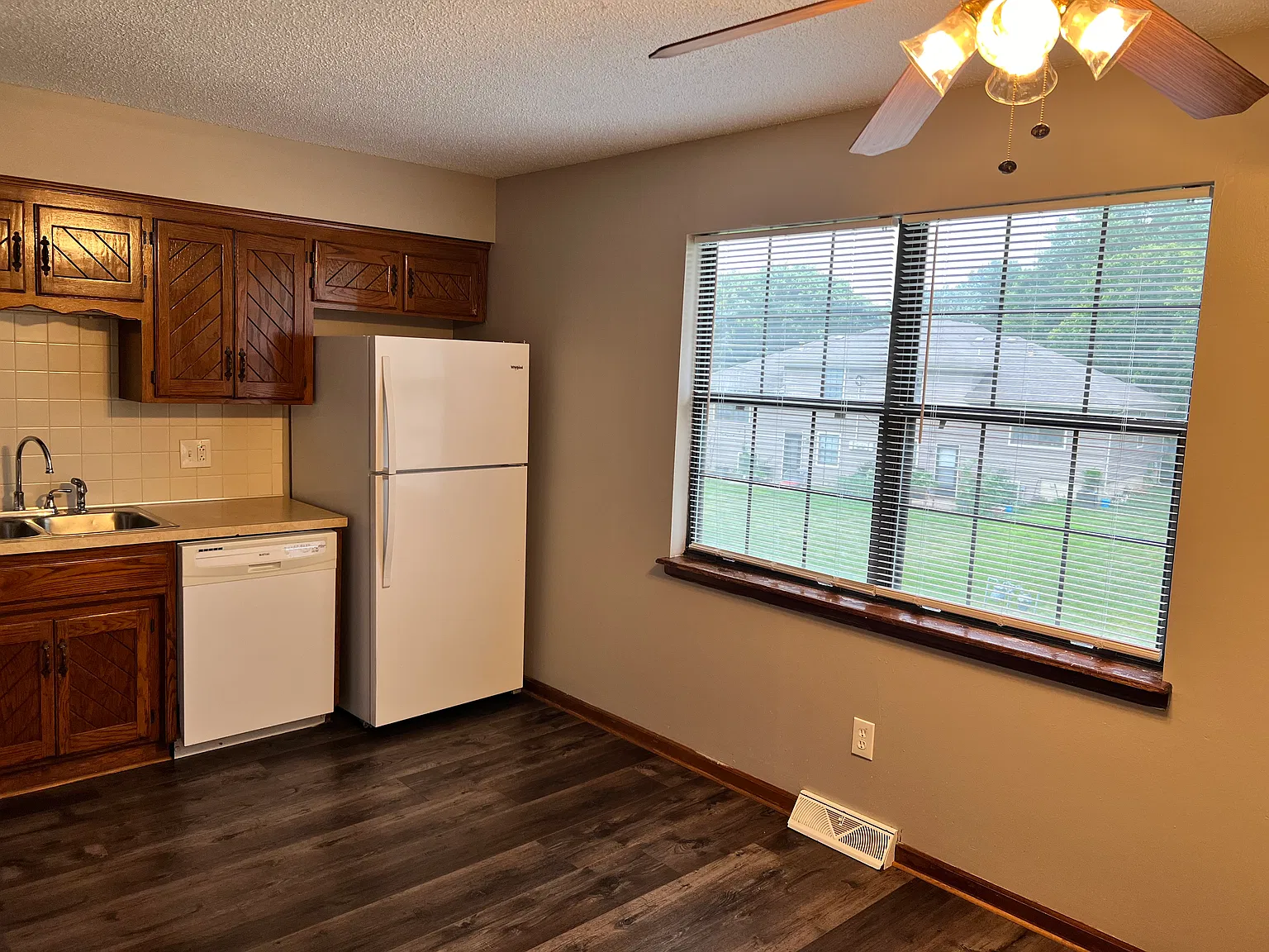 1118 E Johnston St — Photo 3