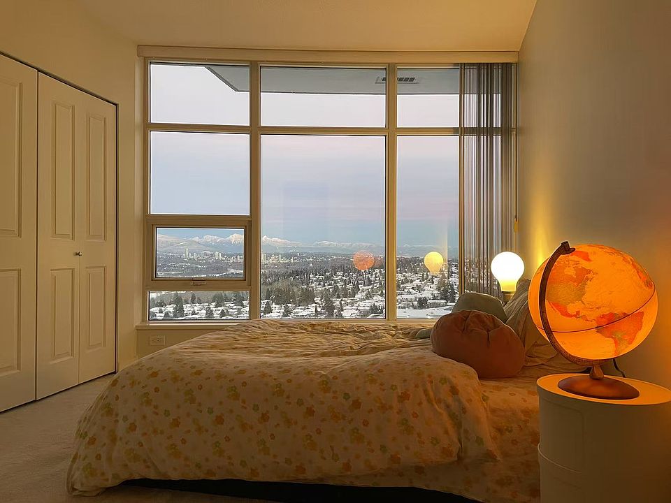 Master Bedroom w/ bed