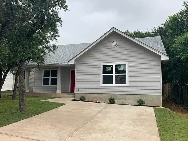 1004 Clyde St — Photo 1