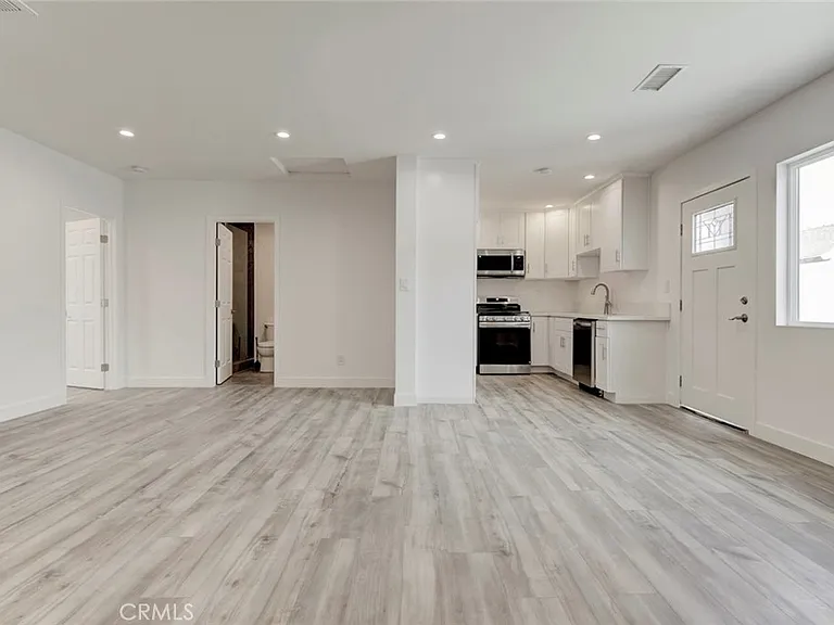 11326 Haskell Ave — Photo 5