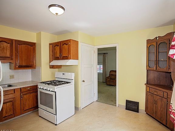 5th image of 866 Warwick Dr