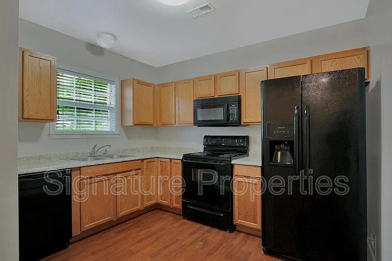 3 bed, 3.5 bath, 1740 sqft, $2,000 — Photo 2