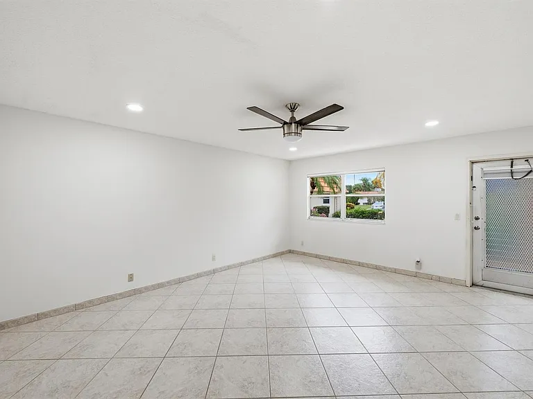 28 Seville Dr #B — Photo 12