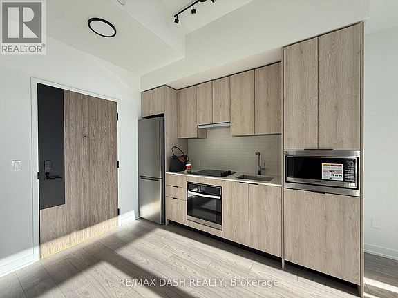 2nd image of 1007 The Queensway #826