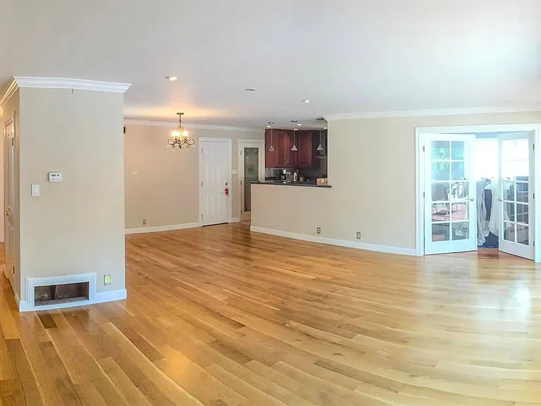 1513 Williams Ave — Photo 2