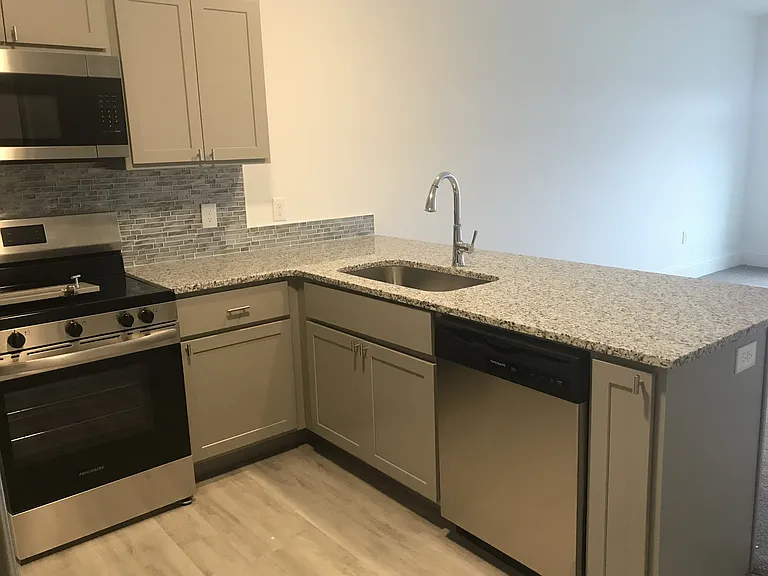 Railroad Apartments — Photo 14