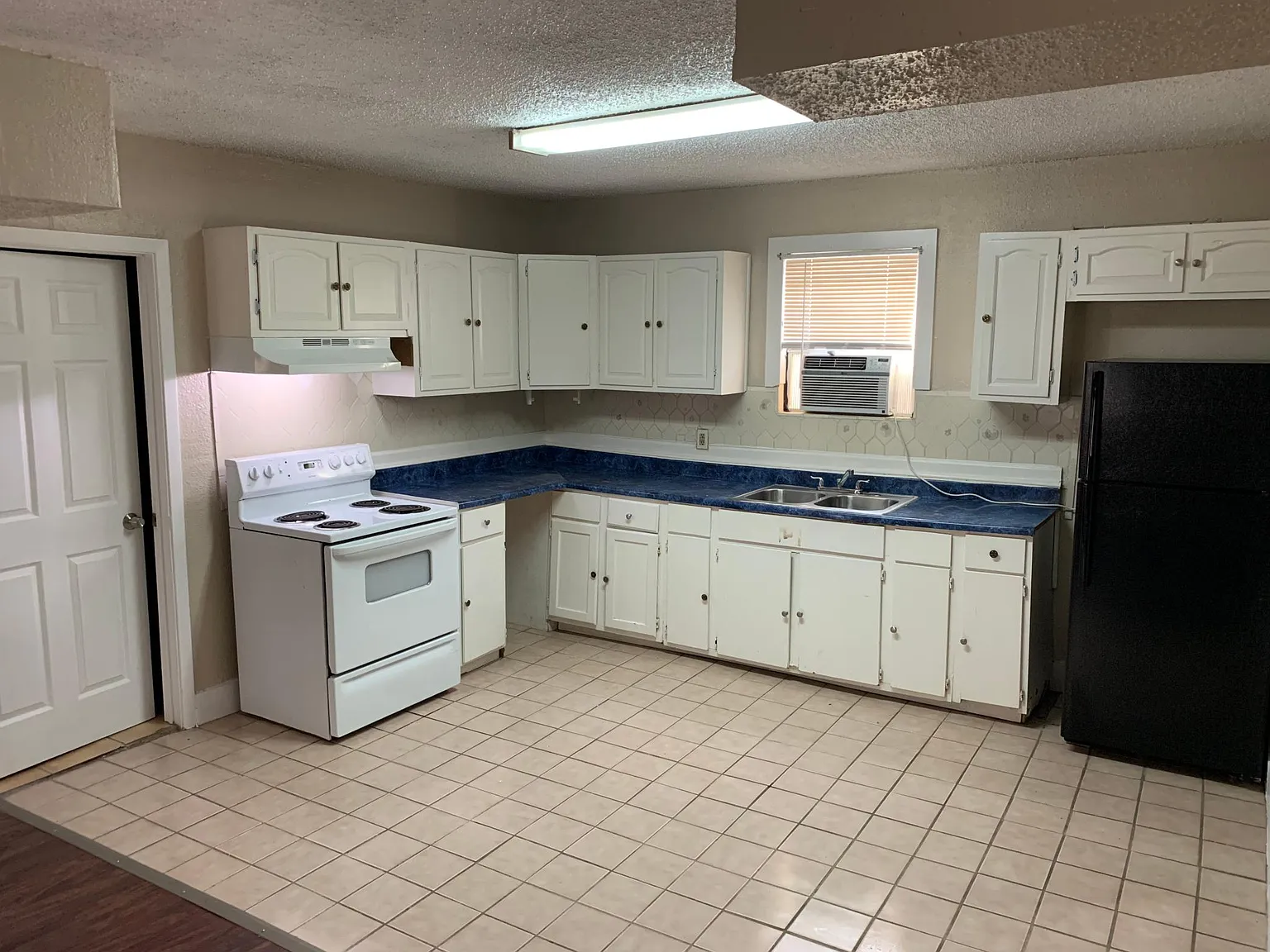 3 bed, 900 sqft, $895 — Photo 4