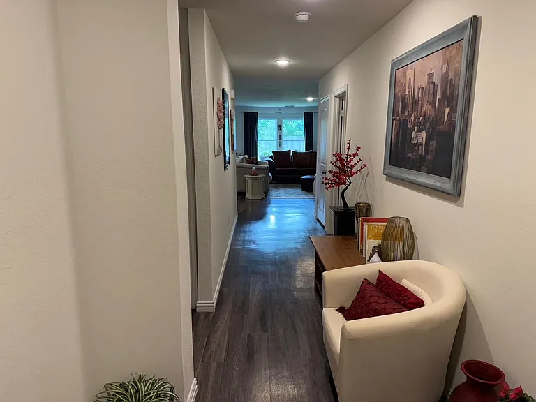 100 N Creek Dr — Photo 2