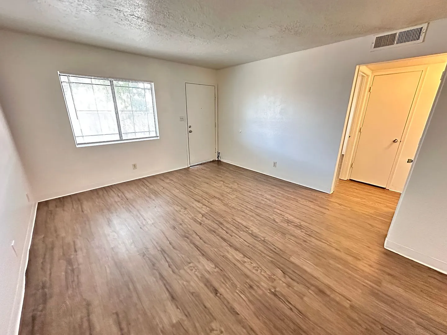 3618 Lafayette Drive Ne — Photo 4