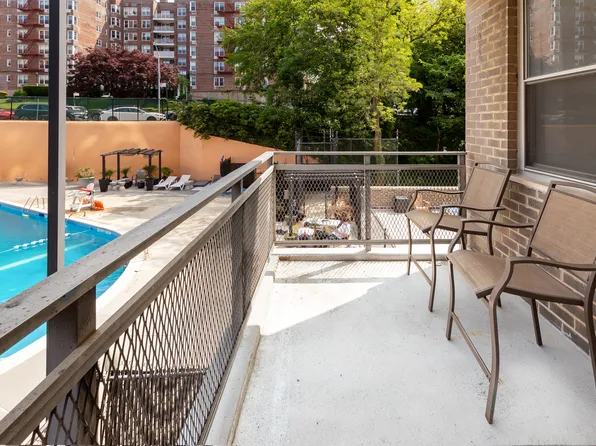 555 Kappock Street image 6 of 19