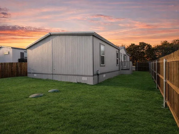 915 Arkansas River Dr, Granbury, TX 76048