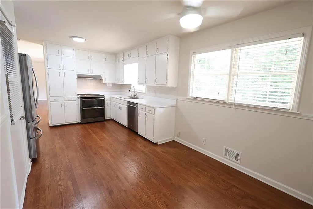 3 bed, 2.0 bath, 1820 sqft, $2,495 — Photo 2