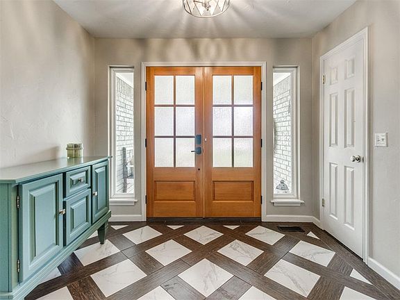 4th image of 10324 Leicester Dr
