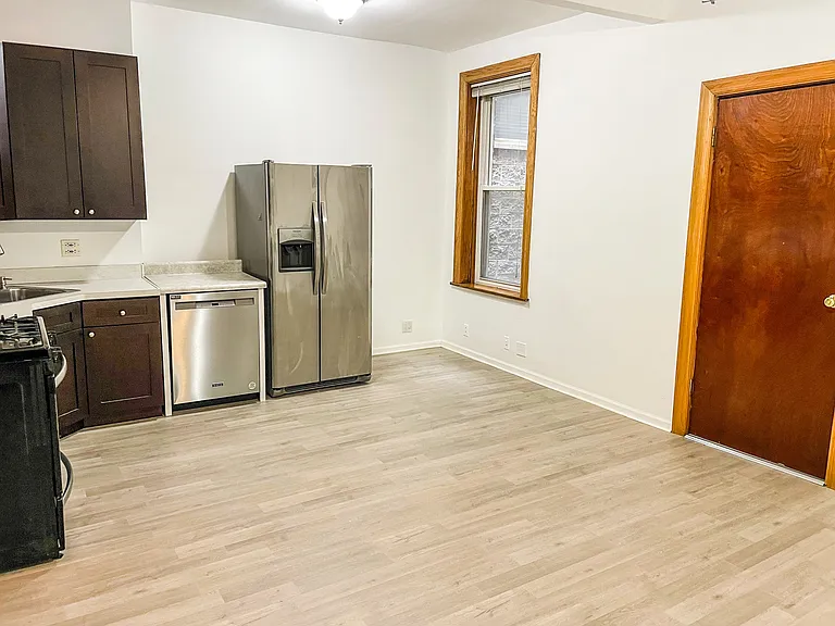 2152 W Division St #2R — Photo 4