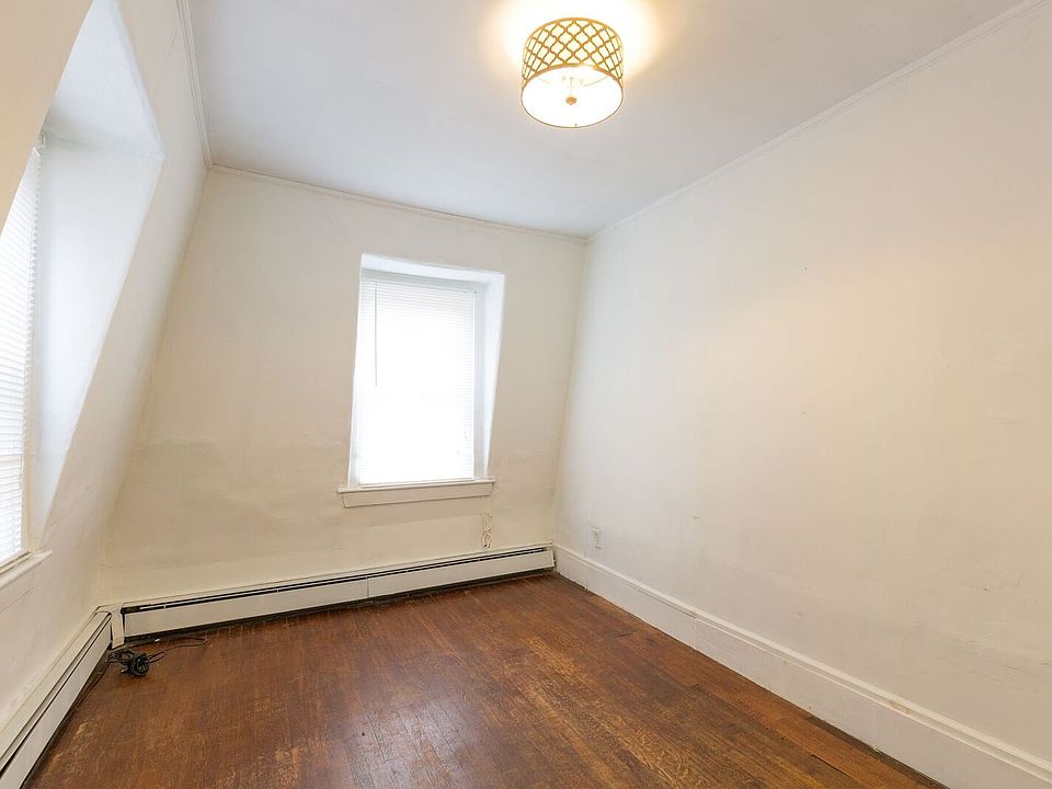 1st image of 35 Essex Ct