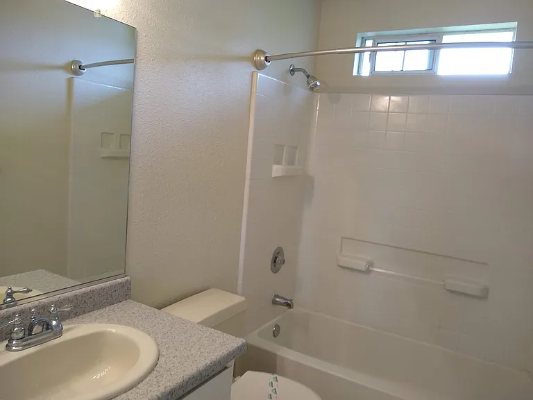 675 Hawthorne St #B — Photo 7