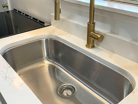 3rd image of 917 Speake Rd NW