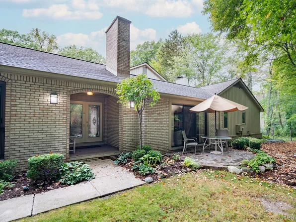 1261 Woodcrest Cir, Bloomfield Hills, MI 48304