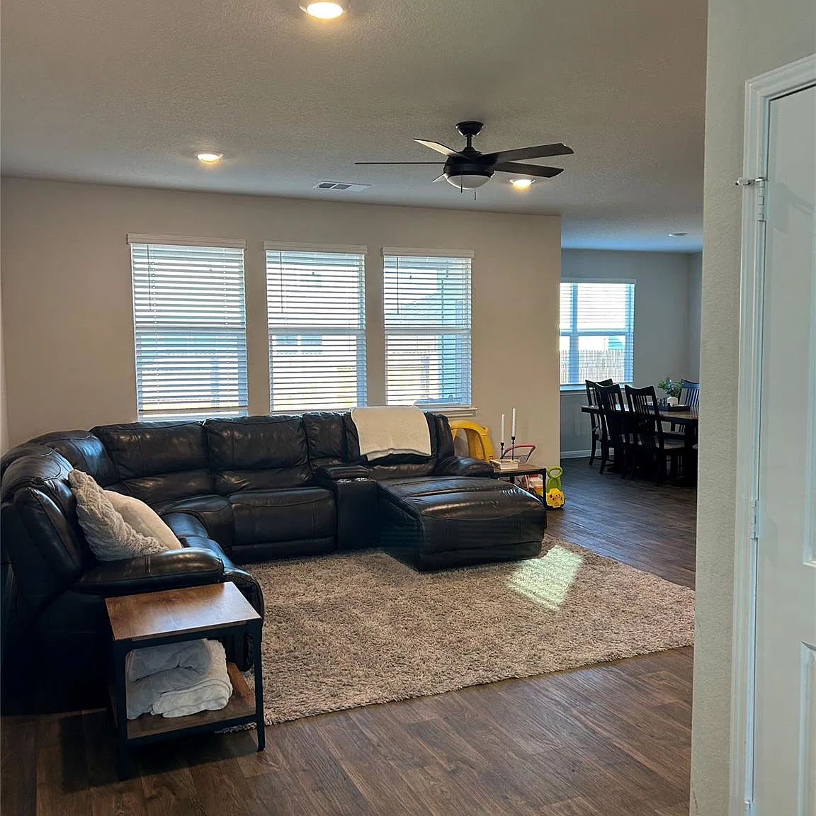 4 bed, 3.0 bath, 2526 sqft, $2,250 — Photo 2