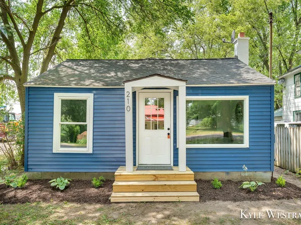 210 S Oak St, Sheridan, MI 48884