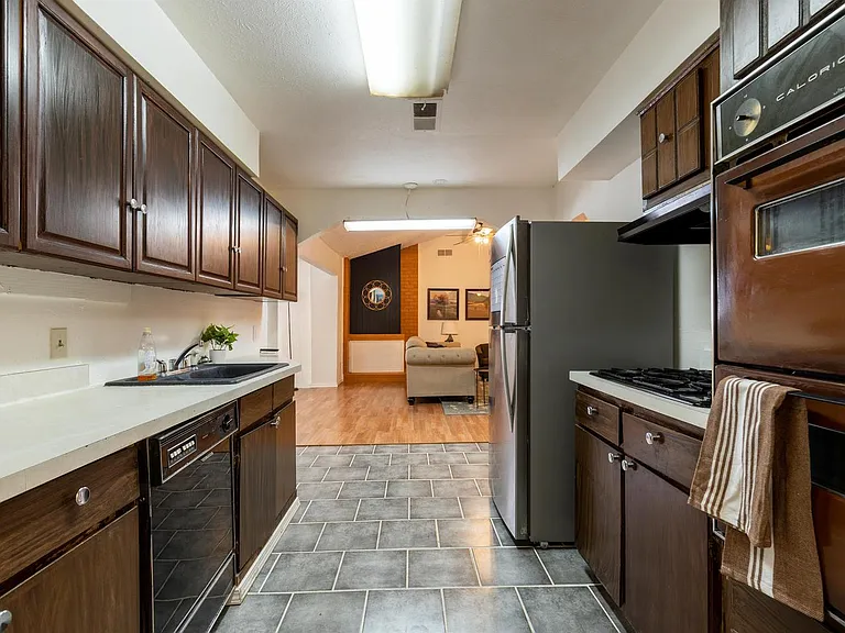 3105 Selfridge Dr — Photo 7