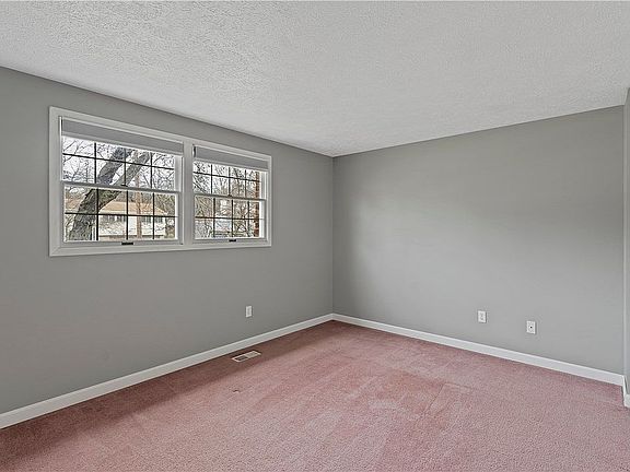 5th image of 141 Thunderwood Dr