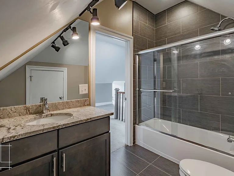 216 W. Hubbard Ave — Photo 30
