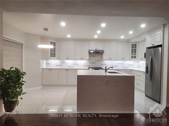 4th image of 239 Highpointe Cres